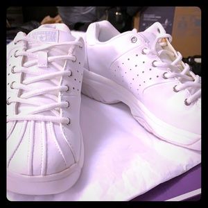 Converse shoes size men’s 7 women’s 9 like new.